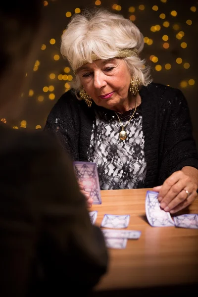 Vrouw op waarzeggerij salon — Stockfoto