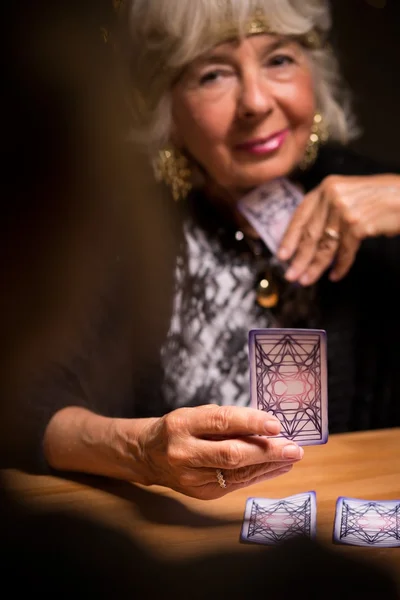 Lector del tarot pronosticando futuro — Foto de Stock