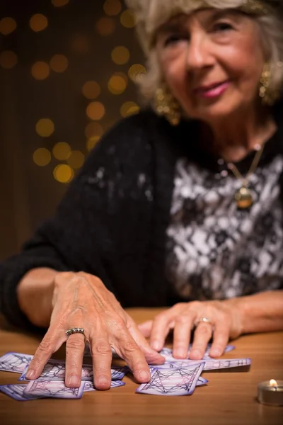 Vrouwelijke ziener met behulp van tarotkaarten — Stockfoto