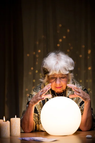 Mulher mágica dizendo futuro — Fotografia de Stock