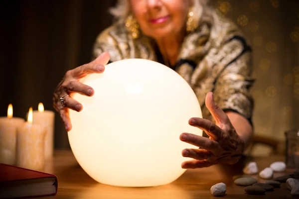 Mujer mágica con bola de cristal —  Fotos de Stock