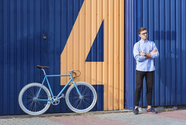 Homme d'affaires avec vélo — Photo