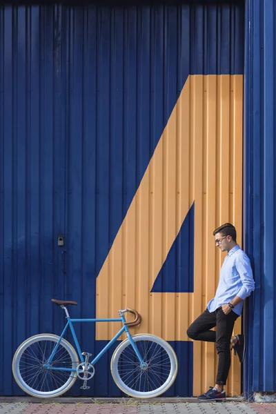 그의 자전거 옆에 서 있는 사업가 — 스톡 사진