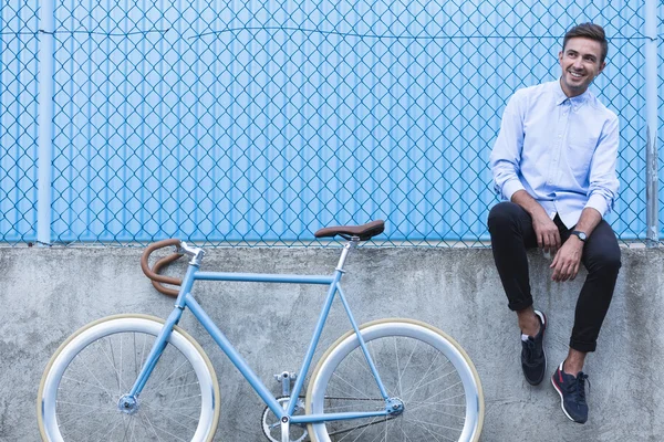 Beau homme d'affaires avec vélo — Photo