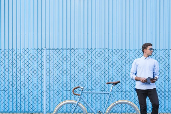 Empresario sobre fondo azul —  Fotos de Stock