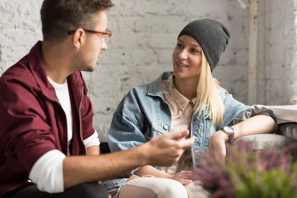 Praten in café — Stockfoto