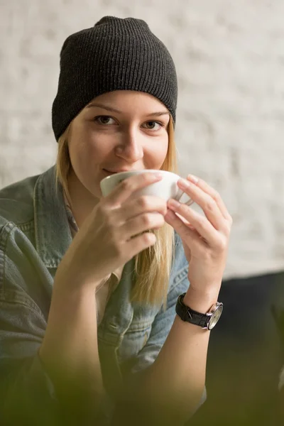 Hipster woman and coffee — Stock Photo, Image