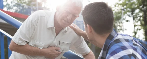 Zorgzame jonge man — Stockfoto