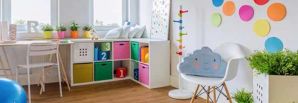 Затишна барвиста ігрова кімната для дитини — стокове фото