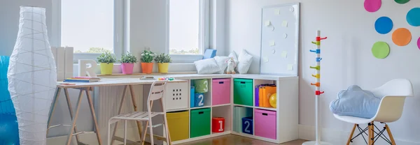 Интерьер многоцветной игровой комнаты для дошкольников — стоковое фото
