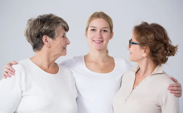 Mujer joven con madre y abuela —  Fotos de Stock