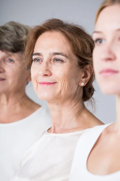 Drie vrouwen in witte shirts — Stockfoto