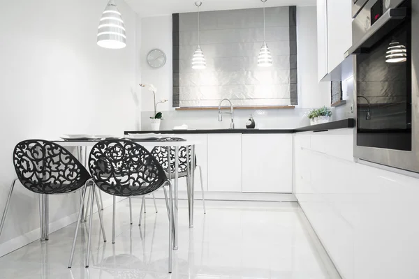 Cozinha branca e preta — Fotografia de Stock