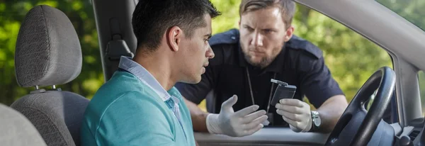 Mann von Polizist angehalten — Stockfoto