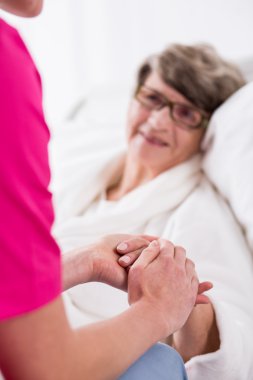 Profesyonel bakım sahip kadın kıdemli