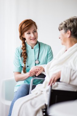 Pozitif sağlık görevlisi destekleyici hasta