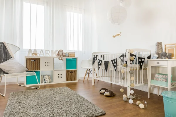 Dormitorio infantil con muebles blancos — Foto de Stock