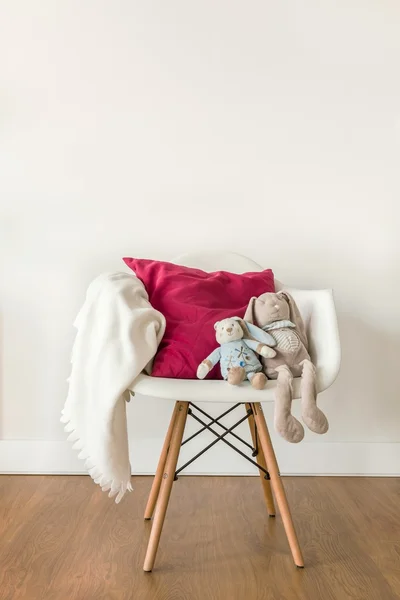 Weiße Babydecke auf Stuhl — Stockfoto