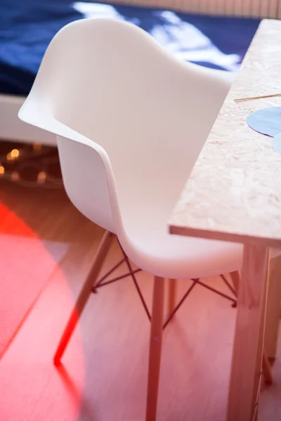 Белый стул и деревянный стол — стоковое фото