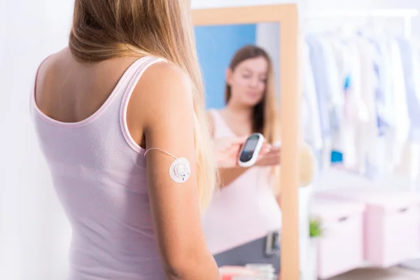 Diabetic girl with glucose meter — Stock Photo, Image