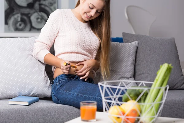 Girl doing injection — Stock Photo, Image