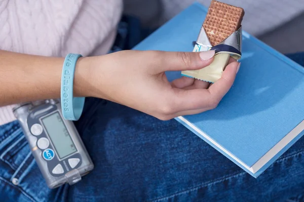 Woman eating diabetic snack — Stock Photo, Image