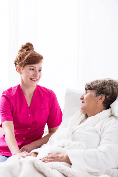 Professional carer and elderly patient — Stock Photo, Image