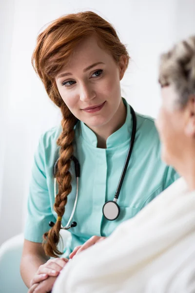Doctor during home visit — Stock Photo, Image