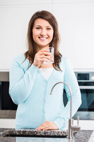 Drinking tap water — Stock Photo, Image