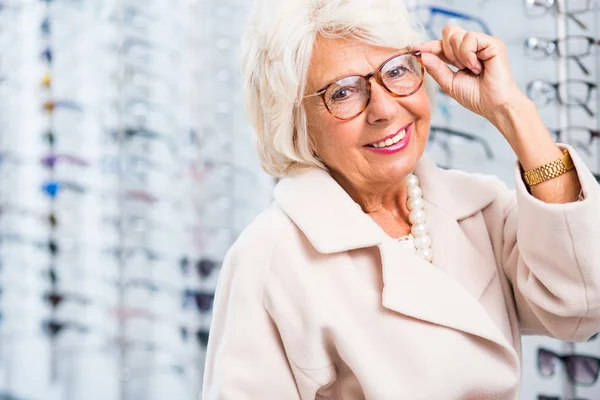 Elegir gafas de lectura — Foto de Stock