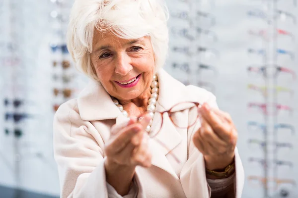 Seniorin kauft neue Brille — Stockfoto