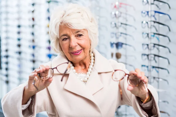 Schwere Entscheidung - welche Brille wählen — Stockfoto