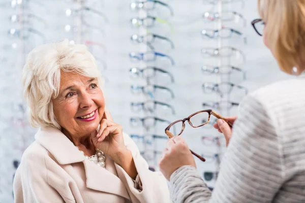 Optiker verkauft Brille — Stockfoto