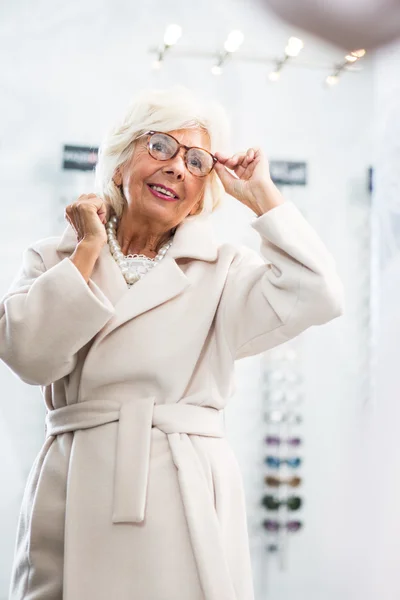 Старшая женщина в новых очках — стоковое фото