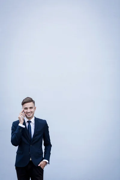 Lachende zakenman in elegante pak — Stockfoto