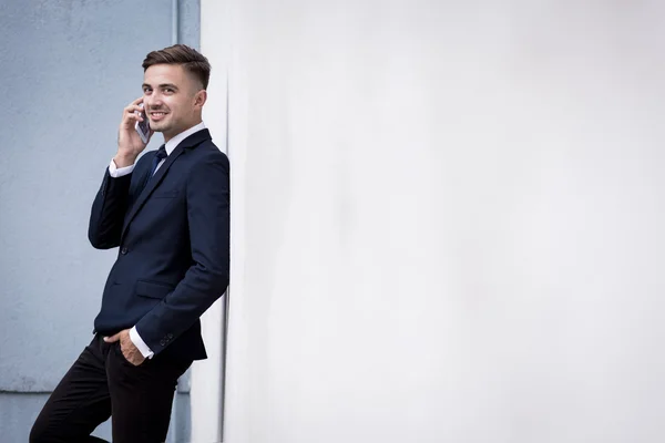 Talking on the phone outdoors — Stock Photo, Image