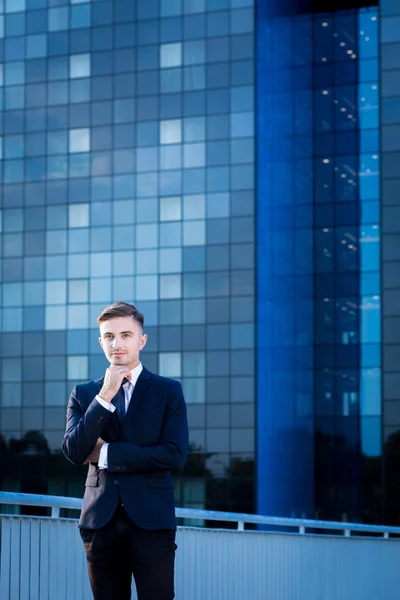 Hombre de negocios y rascacielos azul — Foto de Stock