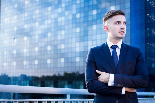 Zakenman en office centrum — Stockfoto