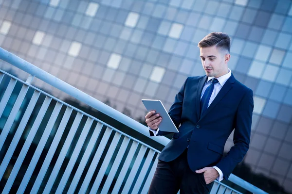 Homem de negócios moderno com tablet — Fotografia de Stock