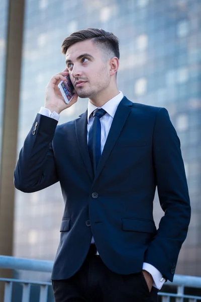 Homem de negócios usando telefone de negócios — Fotografia de Stock