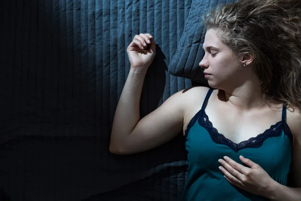 Attractie female sleeping alone — Stock Photo, Image