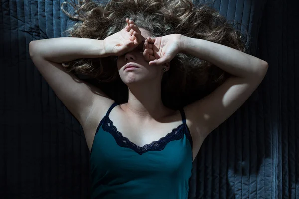 Utmattad kvinna lider av sömnlöshet — Stockfoto