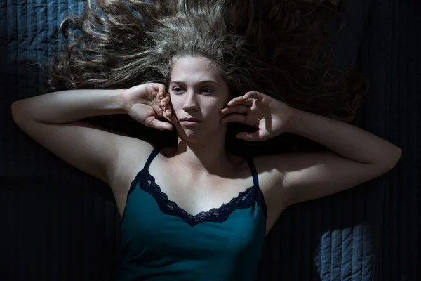 眠れぬ夜の間に物思いにふける女性 — ストック写真