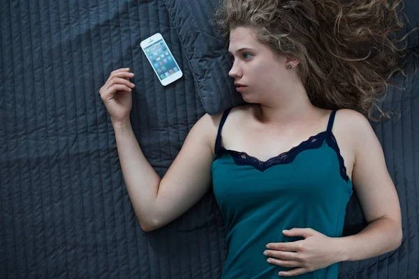 Perempuan menyedihkan dengan ponsel — Stok Foto