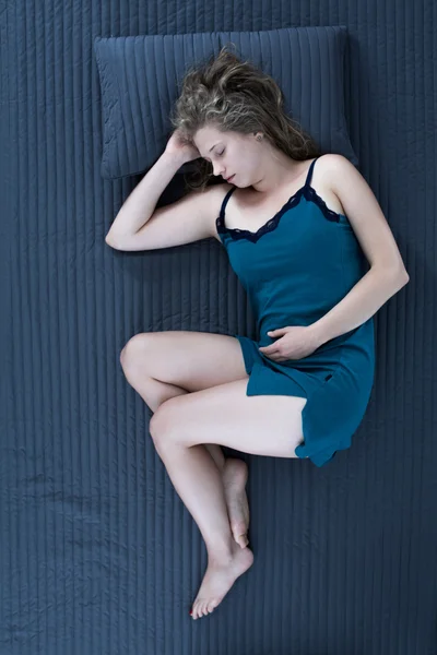 Menina dormindo em cama grande — Fotografia de Stock