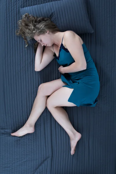 Спящая женщина в сексуальной ночнушке — стоковое фото