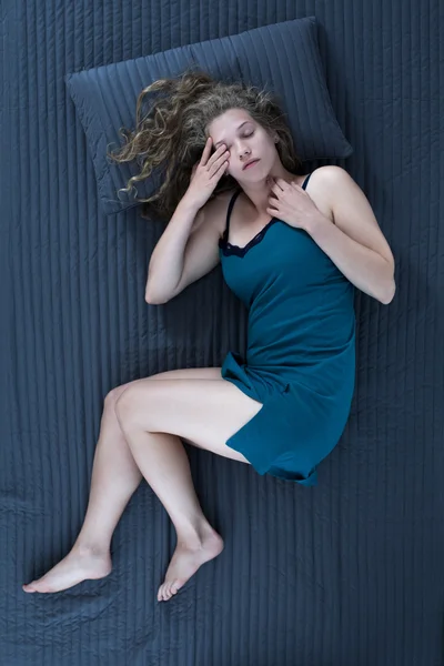 Slaperig meisje wakker — Stockfoto
