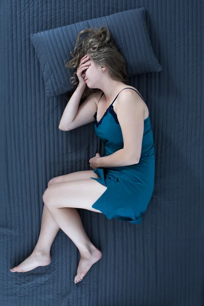 Verzweifelte Frau weint im Bett — Stockfoto