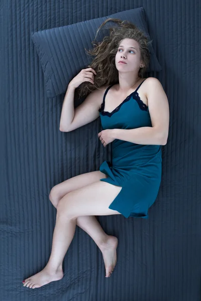 Chica perezosa relxing en la cama —  Fotos de Stock