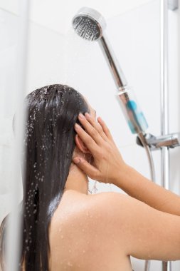 Kadın duş altında rahatlatıcı